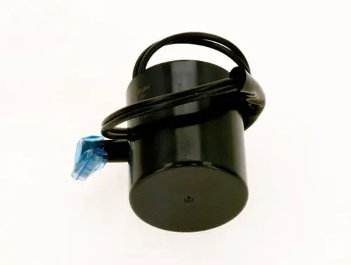 Schwarzer runder Kondensator mit Kabel und blauer Stecker. Das Produkt ist von Bosch.